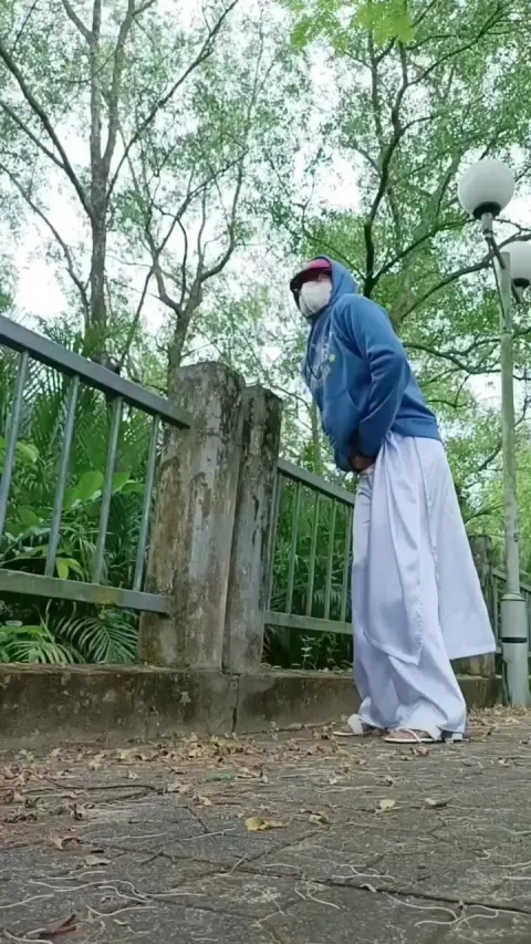 Poster of 1 em sinh viên mắc đái muốn đái bậy ở đường nhưng quần cứng quá đành đái ra quần.