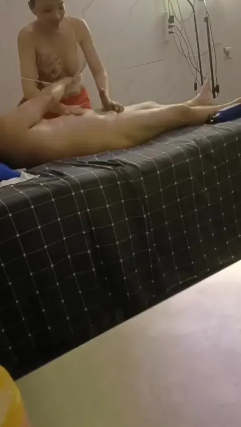 Poster of Đi massage khỏe mà chị kĩ thuật viên làm nứng quá nên gạ chị sóc lọ cho sờ vú #10