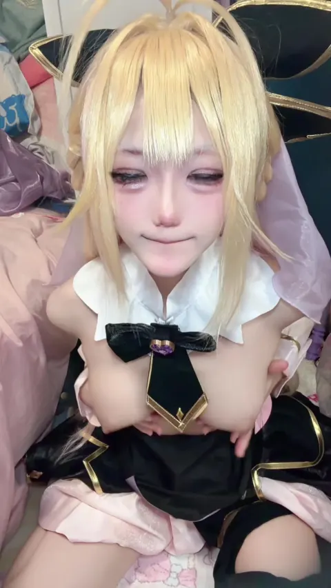 Poster of E coser mình dây dễ thương vú non bím k lông cực múp ngồi khỏa thân nhún cặc giả