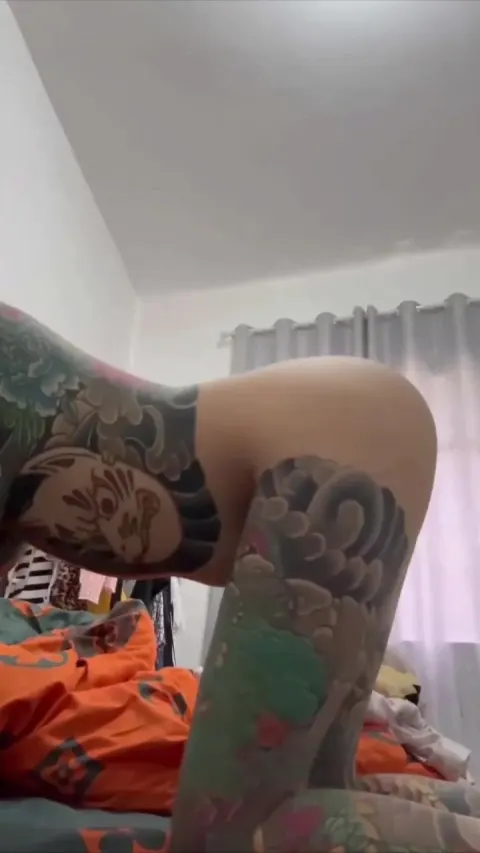 Poster of E gái làng chơi xăm trổ còn xăm lên cả 2 bầu vú giờ phải quay vid show hàng vay nude