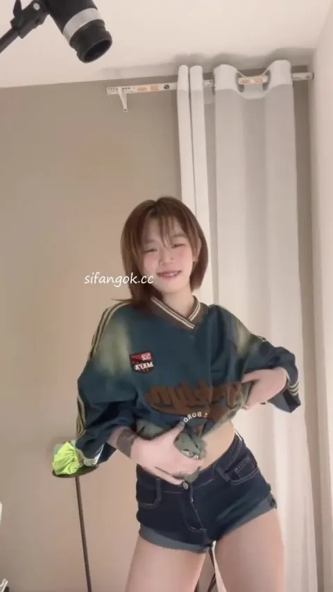 Poster of E teen tq xỏ khuyên xăm trổ xinh đẹp thích cởi đồ show hàng làm mặt chó nhảy nude #3