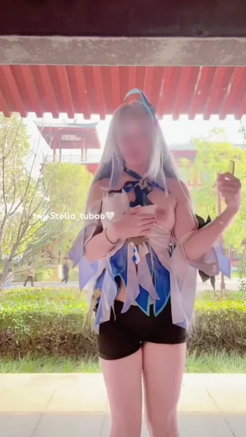 Poster of Em coser mình dây dâm lén lút show vú public trg công viên đông người
