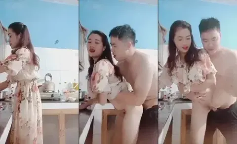 Poster of Em đang nấu ăn anh kéo váy lên đụ ngay tại bếp