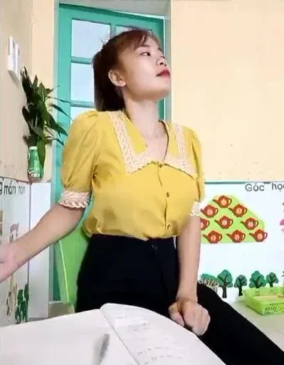 Poster of “Hạnh Giáo viên mầm non để máy rung trong lồn mà vẫn đi làm được nứng Vl”