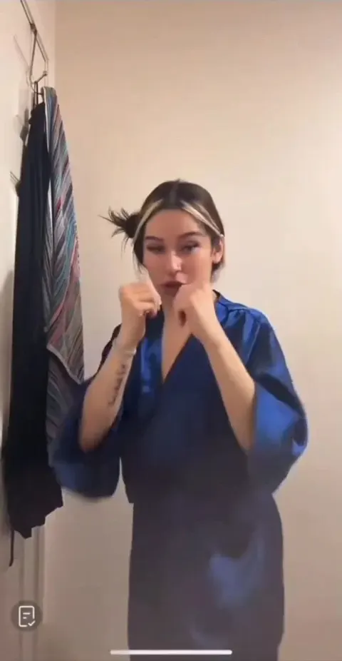 Poster of Ngựa ngựa thế là lộ vú trên live stream