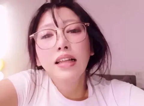 Poster of Nhìn em nó lên cơn nứng lồn thèm địt vú to lồn múp thủ dâm