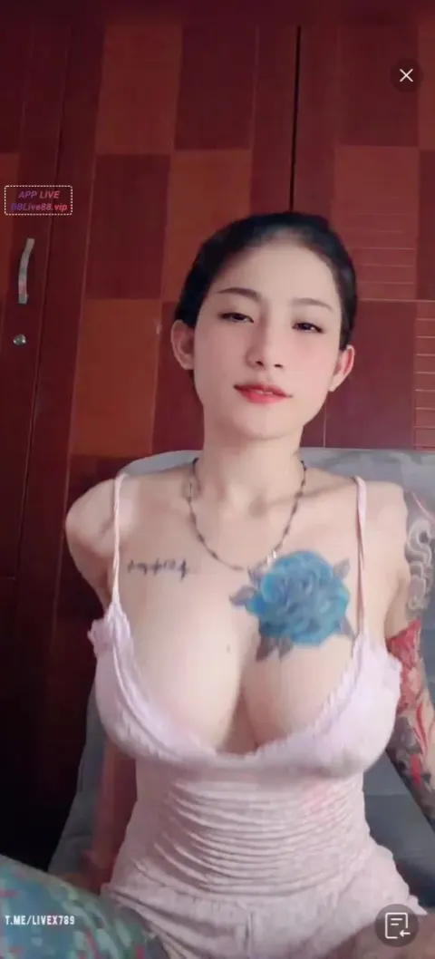 Poster of Phòng live của e idol tiktok Huỳnh Bảo Trân vú bự từng lộ link show hàng xoa bím #3