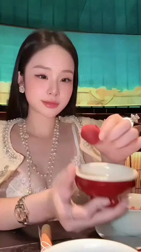 Poster of Sâu quá chồng ơi lộ clip sex Tiktoker Thu Hương phần 1