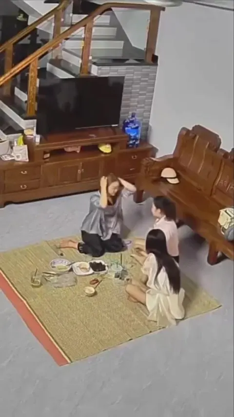 Poster of XEM CAM THẤY BÀ MẸ KẾ VÀ 2 ĐỨA EM ĐỌ VÚ XEM AI TO KAKA
