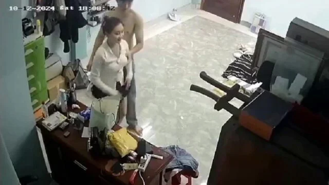 Chồng vắng nhà vợ trẻ được người tình tặng váy rồi làm luôn nháy