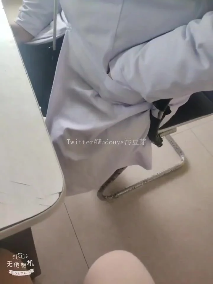 Dâm nữ mình dây nứng lồn vào bệnh viên giả vờ khám bệnh gạ bác sĩ bóp vú đụ nhau