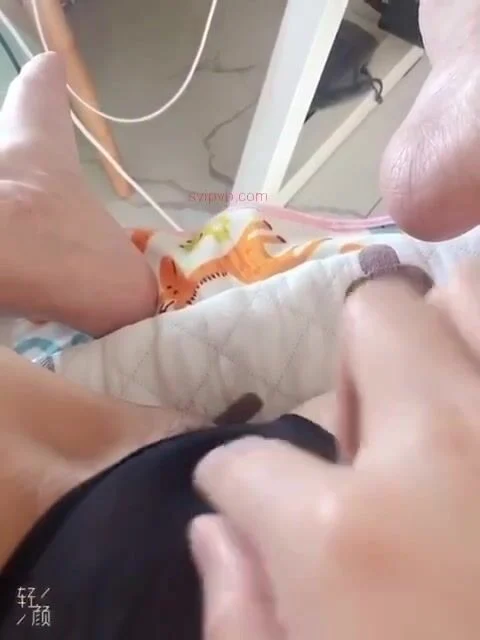 E teen dâm ngứa lồn mà k có ai cạ giúp nên kéo quần lót căng lên cạ vào lồn rên rỉ