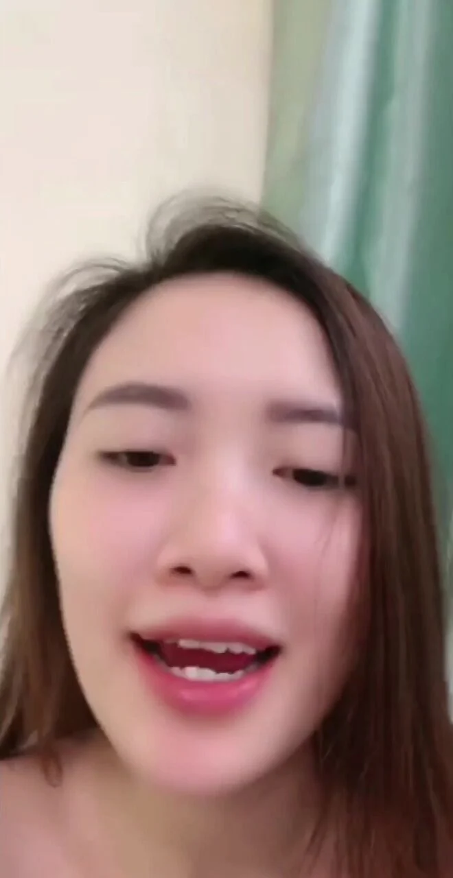 Gái xinh trả kèo lột đồ móc bướm trên live