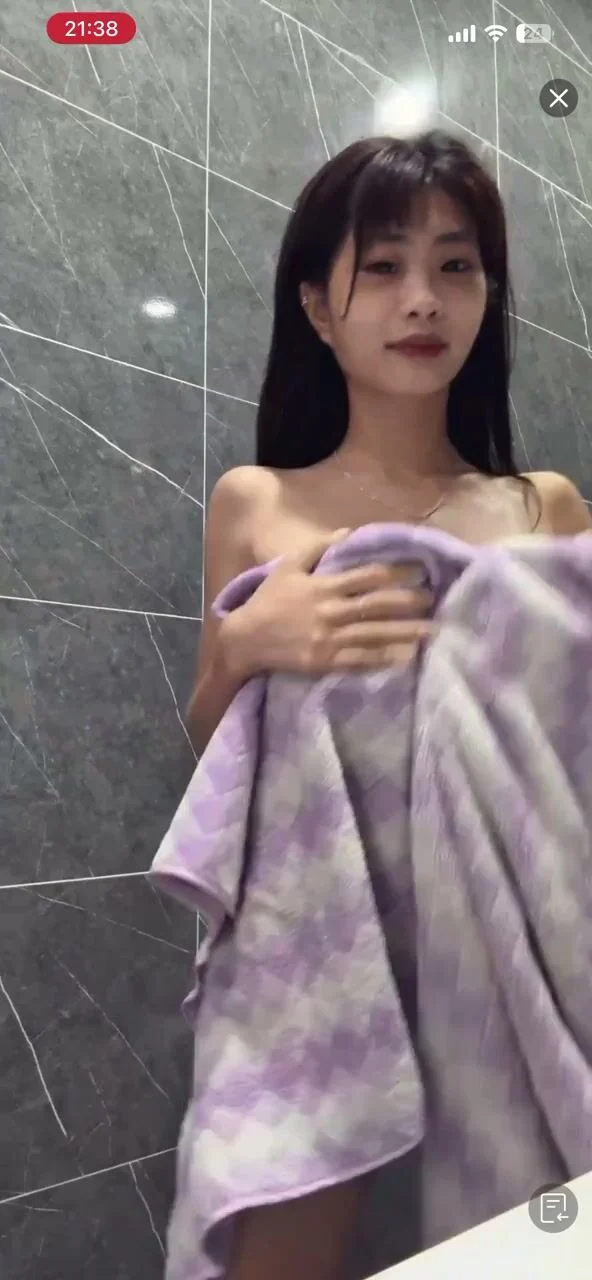 Idol Mai Linh vú to bán quạt